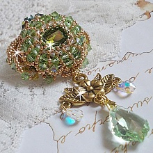 Broche Garden Party brod&eacute;e avec des cristaux de Swarovski, un cabochon vert Olivine en verre de boh&egrave;me des ann&eacute;es 1960 et des rocailles